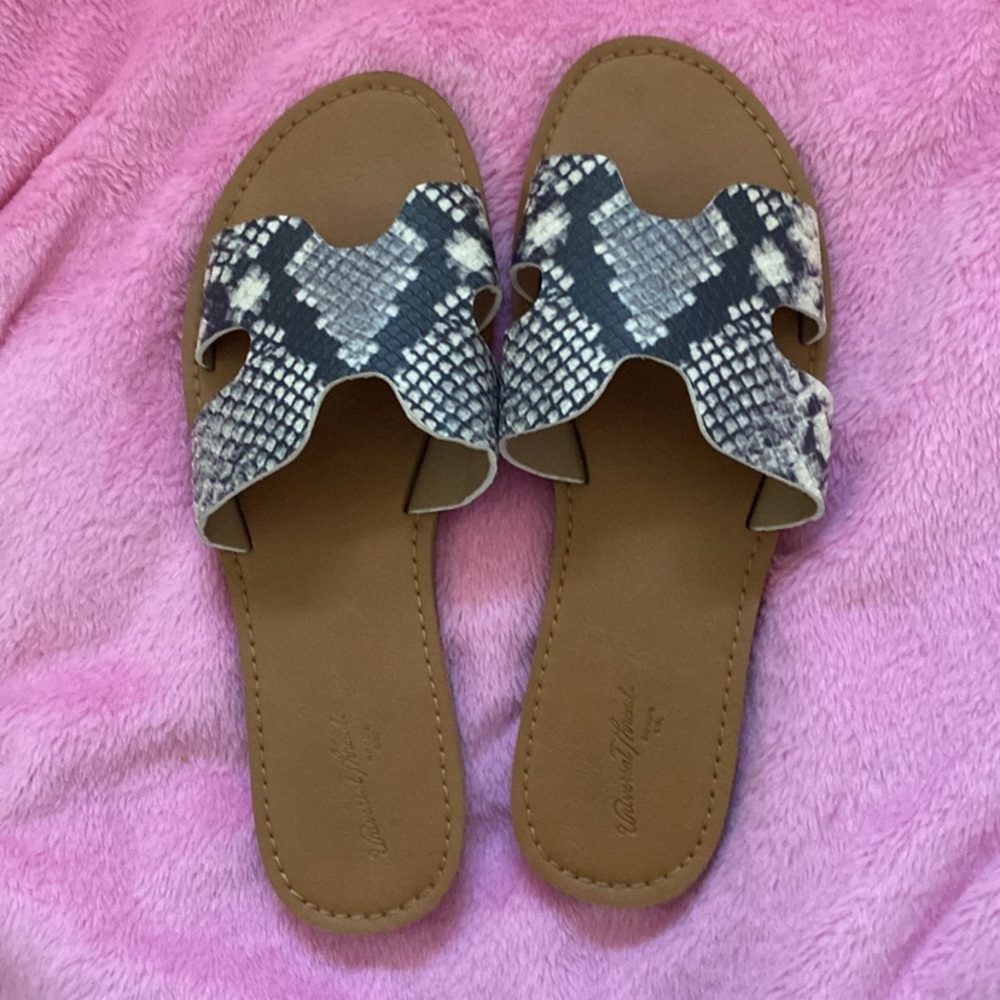 Universal Thread Sandals